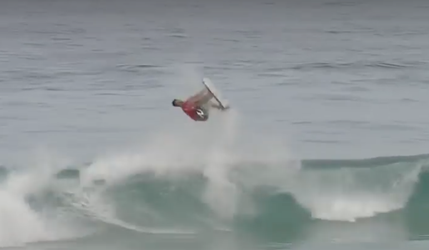 EPISCH! Surfer maakt als eerste ooit perfecte achterwaartse salto (video)