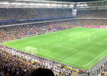🎥 | Fenerbahce-fans zingen Putin-spreekkoren richting Kiev-spelers: 'Dit is verkeerd'