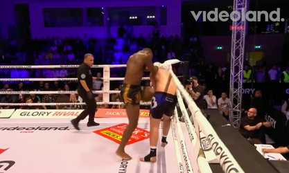 🎥 | 'Bodyshot Brunsie'! Glory-topper Clyde Brunswijk pijnigt Muhammed Balli