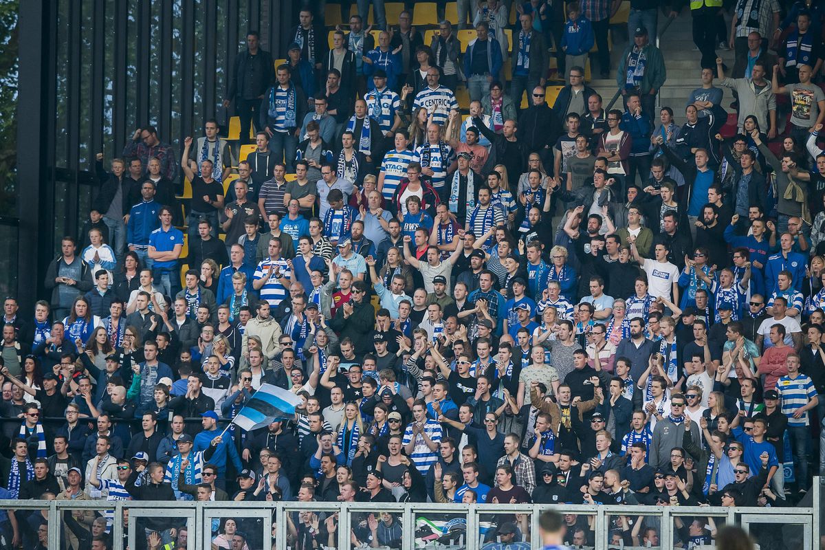 Fans De Graafschap verhuizen naar overkant om ploeg te steunen