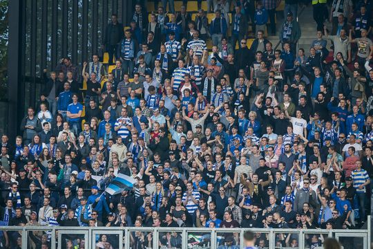 Fans De Graafschap verhuizen naar overkant om ploeg te steunen