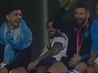 🎥😅 | Dit doet Lionel Messi met een op Kylian Mbappé lijkende knuffel...