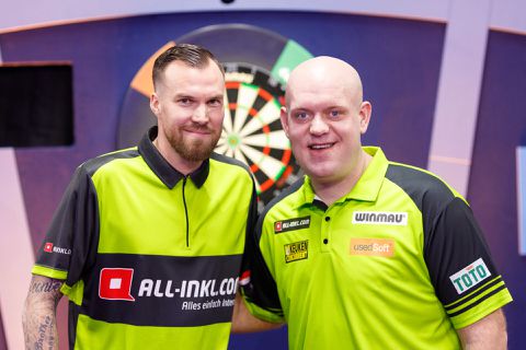 Toch wereldkampioen! Michael van Gerwen en Duitse voetballer winnen Duits nep-WK