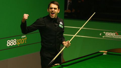 Raymond van Barneveld vraagt snookerkampioen wat lastiger is: 9-darter of 147?