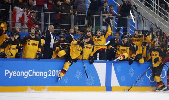 Duits ijshockeywonder is een feit, verslaan Canada in halve finale (video)