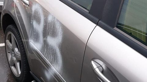 👀 | Link naar Formule 1? Mercedes van vrouw beklad met de cijfers '33'