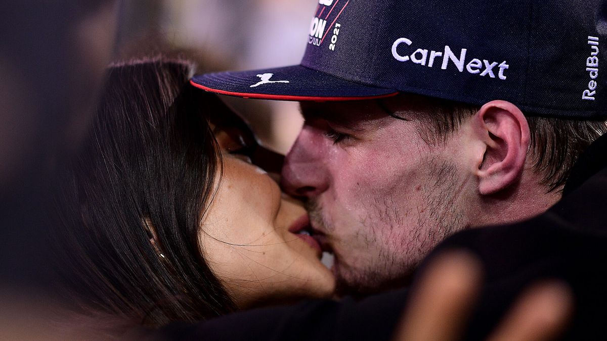 📸 🥰| SMAK! Zo vierde de Braziliaanse vriendin van Max Verstappen de F1-wereldtitel