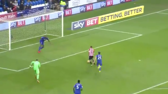 Brentford-spelmaker blundert gigantisch met misser voor open goal (video)