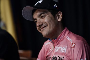 'Giro-winnaar Carapaz vertrekt naar Team Ineos en krijgt dikke loonsverhoging'