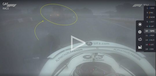 🎥​ | Verbazing door tractor op baan tijdens safety car in Japan: 'Kon mezelf f*cking vermoorden'