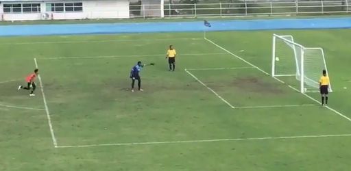 Juichende keeper ziet penalty er toch in gaan (video)