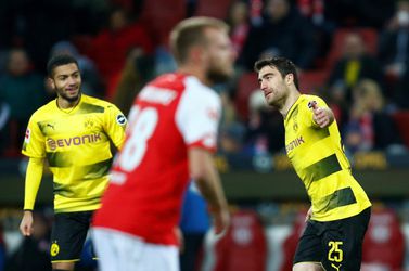 Dortmund weet weer wat winnen is in eerste wedstrijd na Bosz-exit