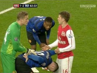 Lindegaard maakt gewaagde homo-grap richting Wayne Rooney