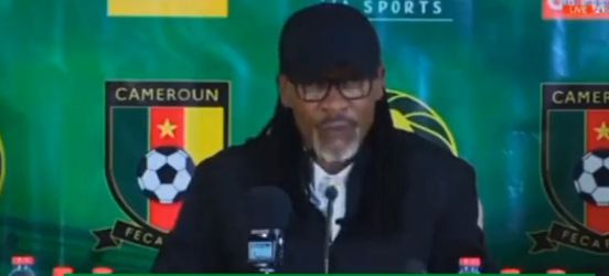🎥​ | Bondscoach Kameroen kan naam niet uitspreken van speler die hij meeneemt naar WK