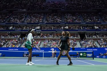 Volgepakt Arthur Ashe Stadium ziet zusjes Williams verliezen in dubbelspel