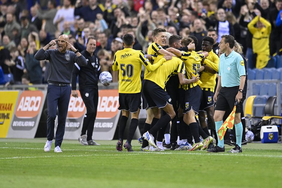 Vitesse wint eerste slag van AZ in strijd om Europees voetbal dankzij geweldig afscheid Openda