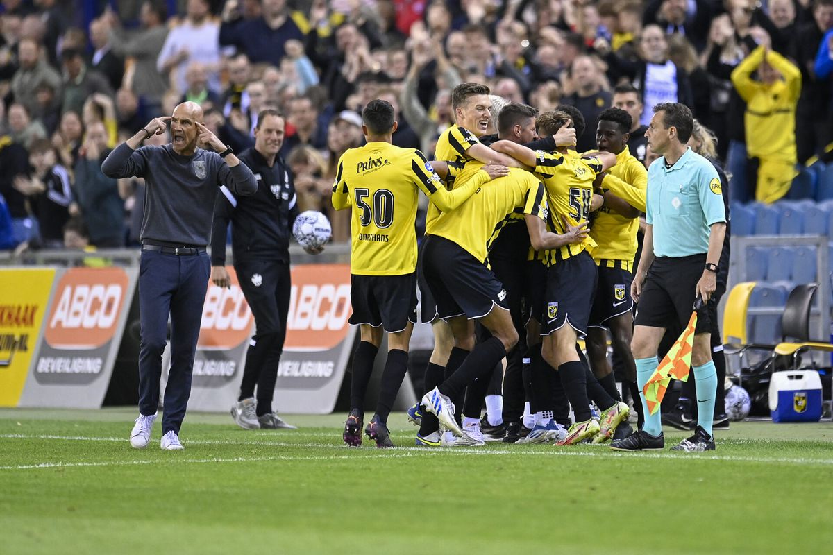 Vitesse wint eerste slag van AZ in strijd om Europees voetbal dankzij geweldig afscheid Openda