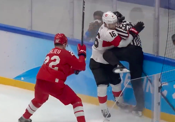 🎥 | Olympische ijshockeyscheids vliegt onderuit na deze keiharde bodycheck