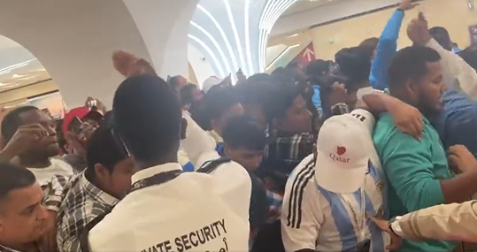 🎥 | 'Chaos buiten het stadion van WK-finale: publiek probeert zich naar binnen te wurmen'