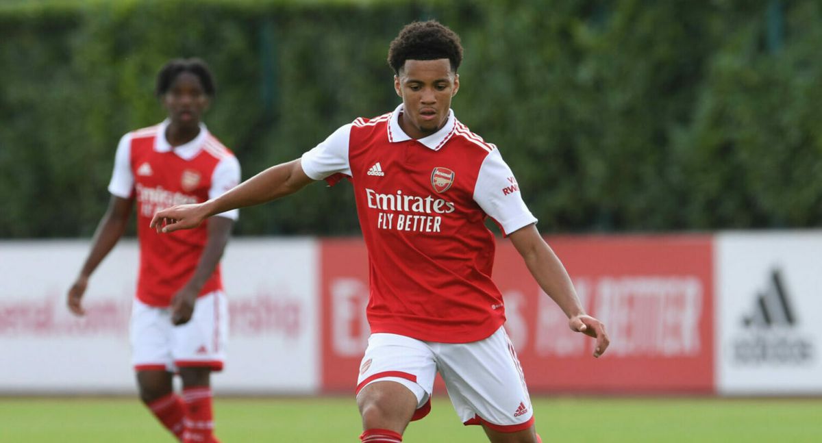 Gaaf! 15-jarige Ethan Nwaneri op de reservebank bij Arsenal