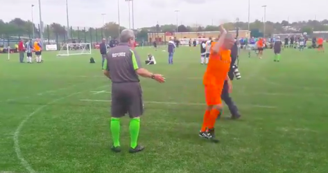 Woeste Sjaak Swart wordt op WK wandelvoetbal helemaal gek op scheids (video)