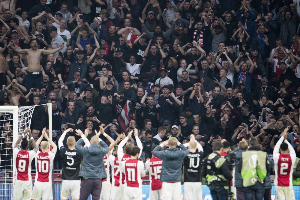 Nagenieten van Ajax-Lyon op de radio