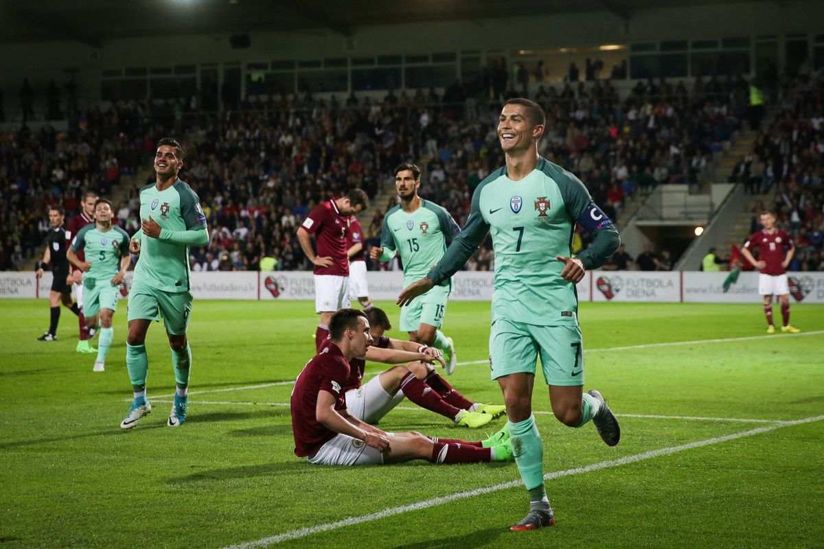 Ronaldo knalt ze ook bij Portugal binnen alsof het niets is