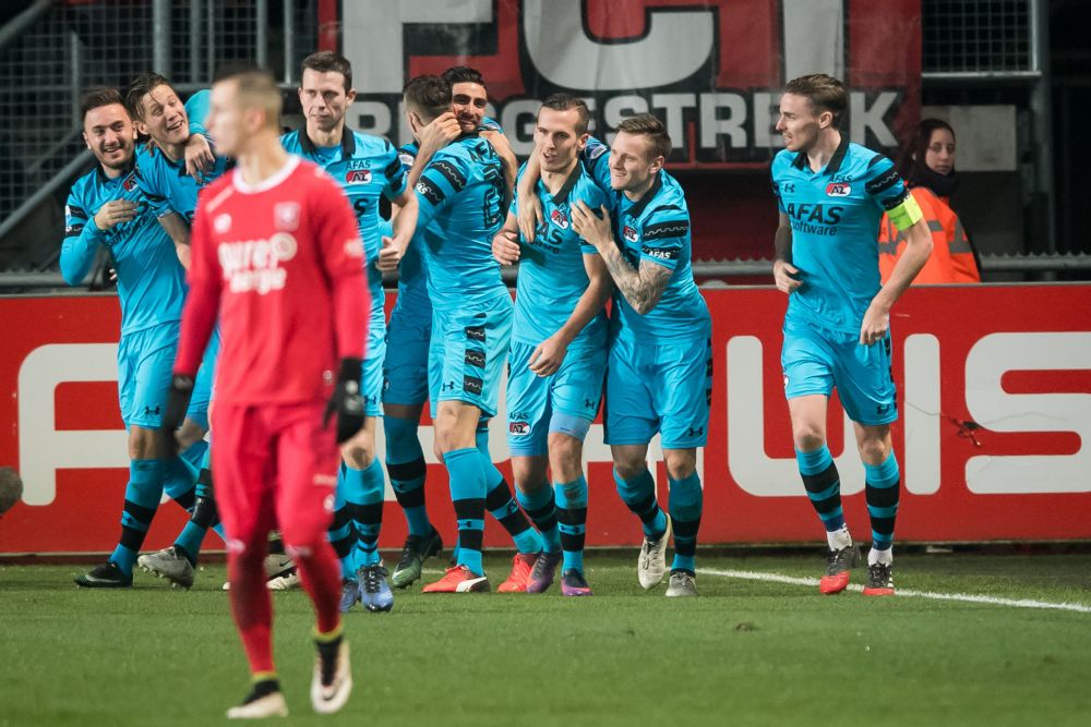 Twente verliest in laatste minuut van AZ door eigen goal