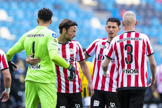 😅 | Bart Vriends na poppenkast en GEEN balcontact met voet: 'Wat zijn we hier allemaal aan het doen?'