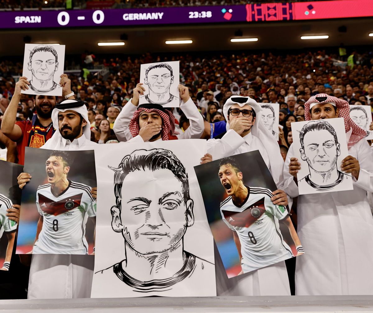 🎥  | Qatari houden Mesut Özil-portretten omhoog om Duitsland te trollen