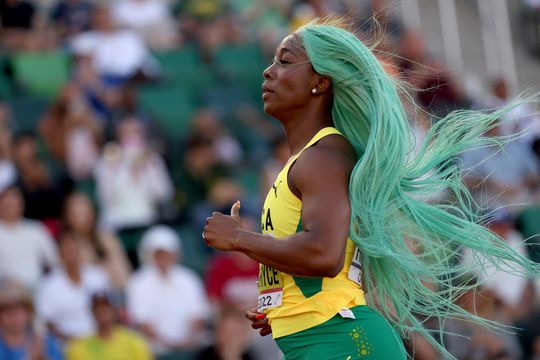 🎥​ | Even naar de kapper! Shelly-Ann Fraser-Pryce fixt groene pruik TIJDENS 200 meter