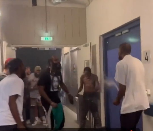 🎥 | Basketbalsterren Kevin Durant en James Harden maken backstage lol met Travis Scott