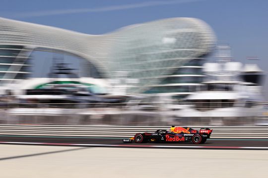 🎥 | Max Verstappen klaagt hele vrije training over problemen met stuur