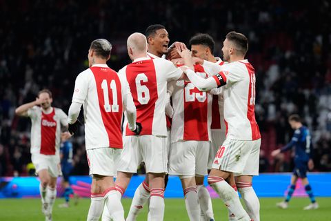 Ajax profiteert na walk in the park tegen Heracles optimaal van uitglijder PSV