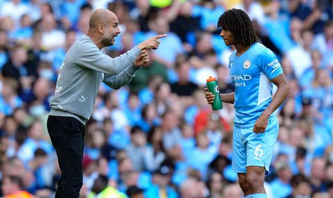 Pep Guardiola heel erg blij met Nathan Aké: 'Zoals hij zich gedraagt is hij uitzonderlijk'