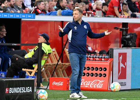 Schalke wil nu wél in Bundesliga blijven en ontslaat trainer Kramer