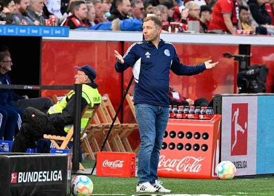 Schalke wil nu wél in Bundesliga blijven en ontslaat trainer Kramer