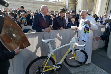 LOL! Sagan gaat op bezoek bij de paus en geeft hem een geel-witte racefiets