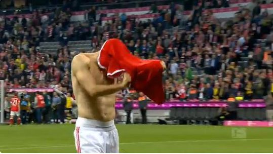 LOL! Robben raakt verdwaald in zijn wedstrijdshirt (video)