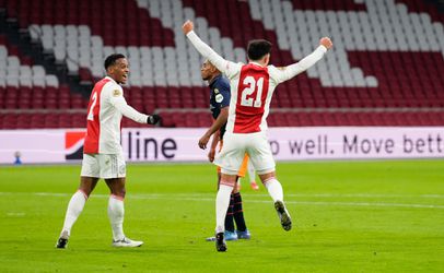 Ajax strooit tegen Willem II met goals als pepernoten