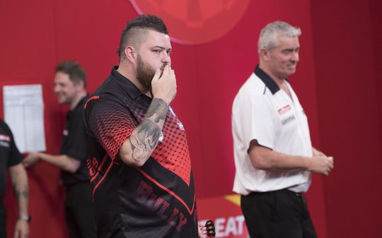 Michael Smith trekt zegereeks op UK Open snoeihard door en verplettert Steve Beaton