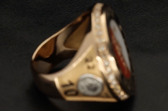 🎥 | Feyenoord geeft alle spelers deze gepersonaliseerde diamanten kampioensring