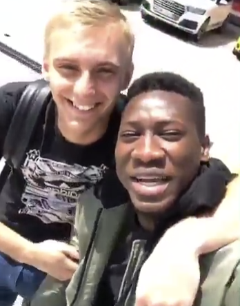 HAHA! Onana ziet Cillessen in Barcelona en is zielsgelukkig (video)