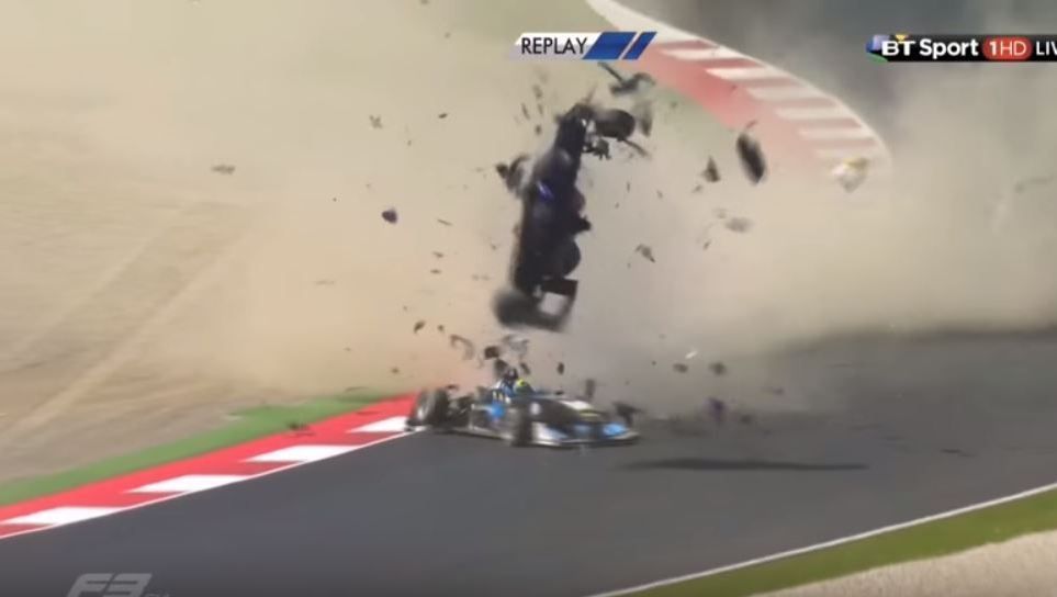 Zwaar gewonde coureur na horrorcrash in Formule 3 (video)