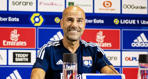 'Ajax heeft genoeg gezien en polst Peter Bosz voor hoofdtrainerschap'