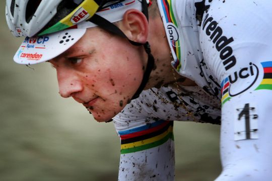 'Stuntman' Van der Poel waagt zich aan spectaculaire afdaling (video)