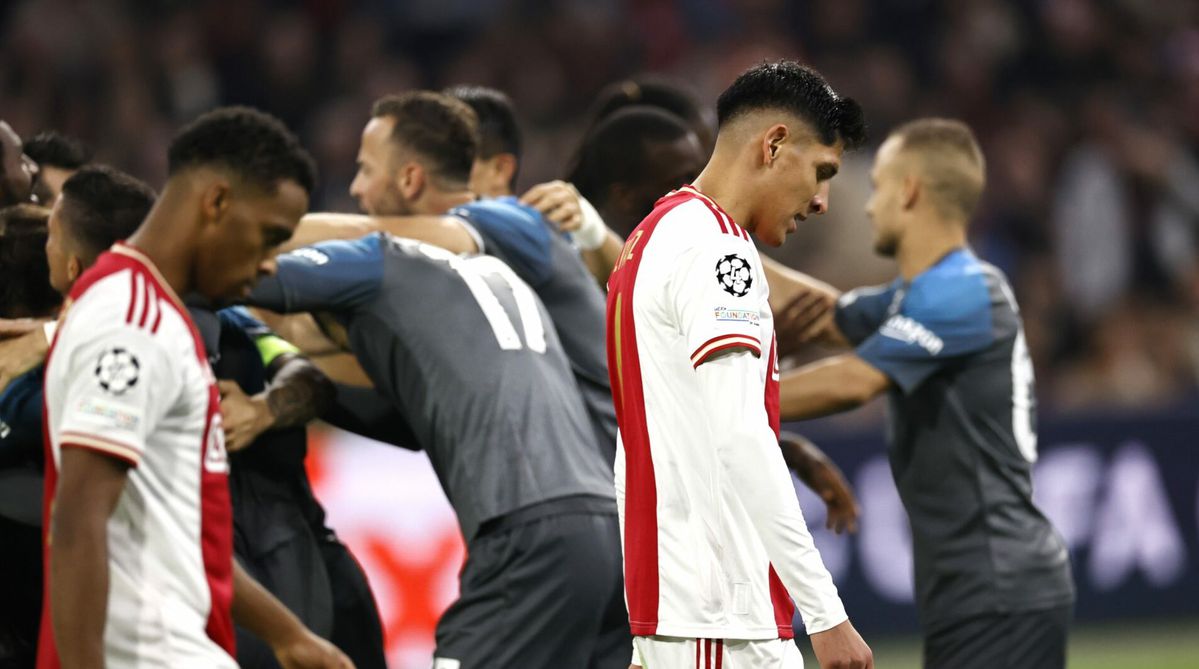 Flitsend Napoli trakteert duizelig gespeeld Ajax op historische afstraffing