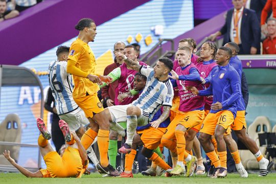 📸 | Wie gooide deze pen richting de ruziënde spelers tijdens Nederland - Argentinië?