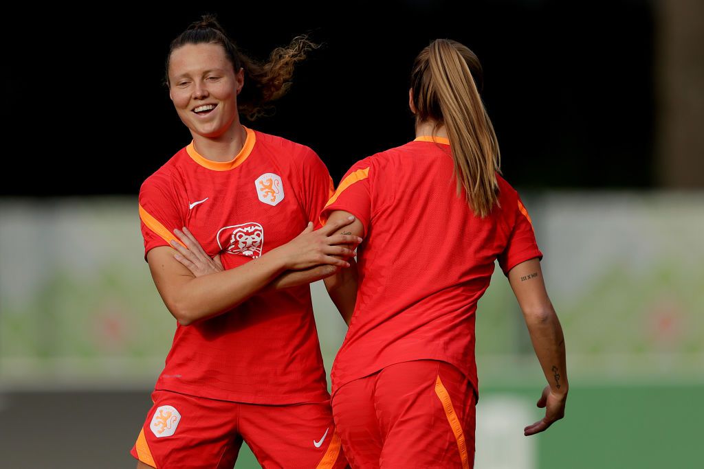 Dit is de opstelling van de Oranje Leeuwinnen tegen Noorwegen: basisplaatsen Fenna Kalma en Esmee Brugts