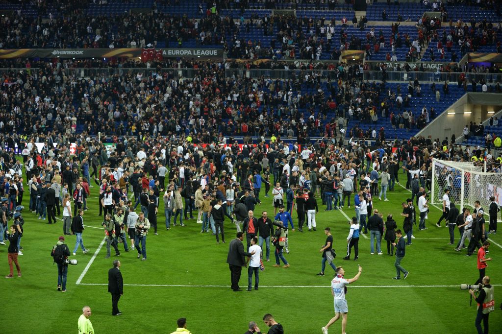 Lyon en Besiktas mogen flink dokken aan UEFA voor rellen in stadion